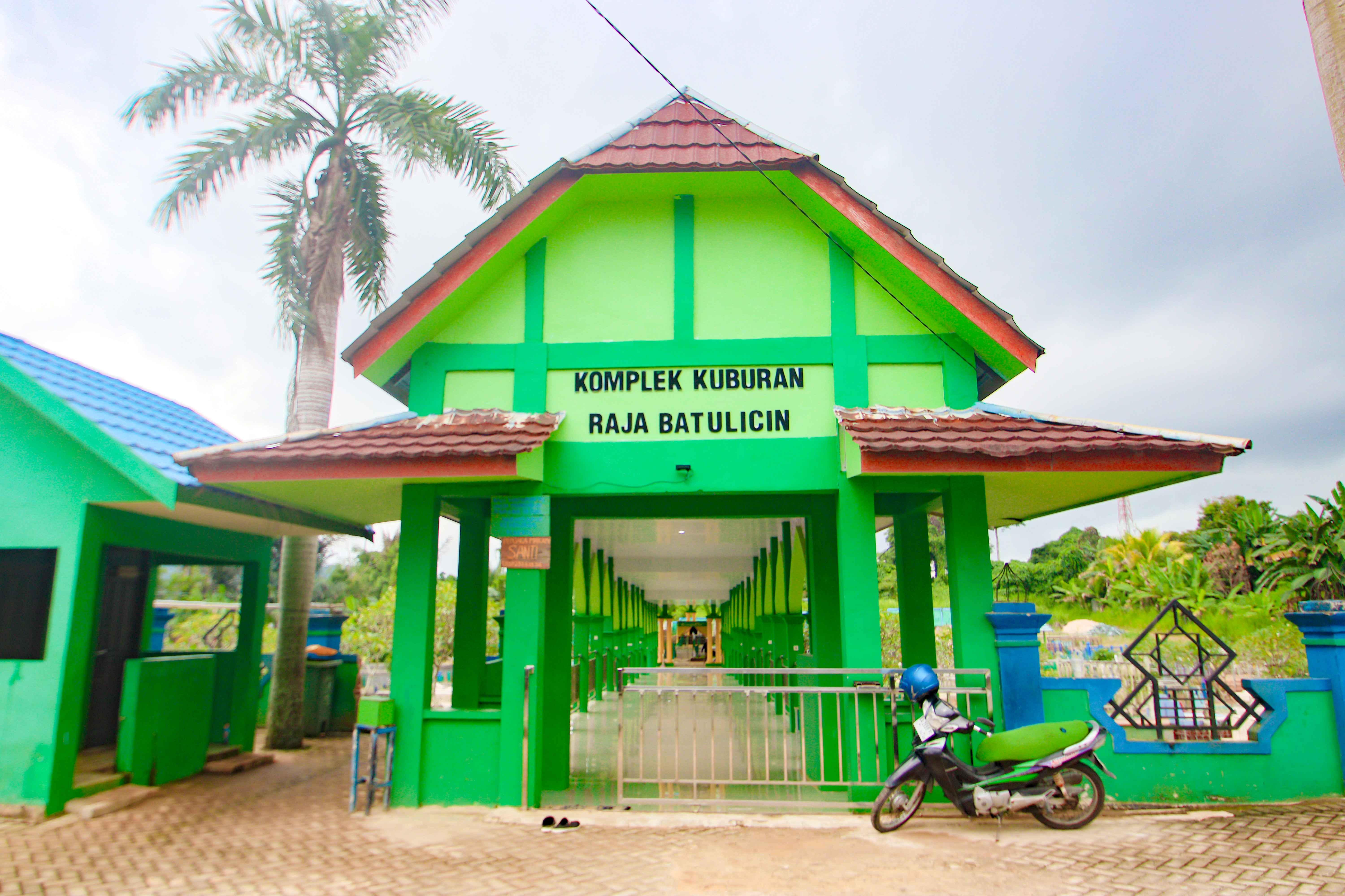 Makam Pengeran Syarif Ahmad Al Idrus